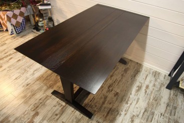 Кухонный стол из массива в стиле модерн