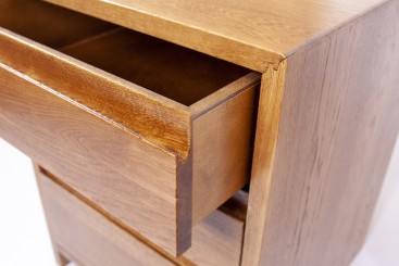 Тумбочка со скрытыми ручками из массива в минималистичном стиле