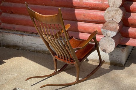 Кресло-качалка с широкой спинкой в стиле Sam Maloof