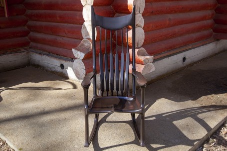 Кресло-качалка с узкой спинкой в стиле Sam Maloof