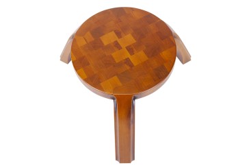 Табуретка на трёх ножках из массива в стиле Sam Maloof