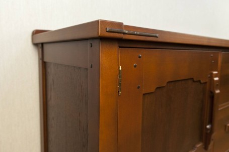 Комод в стиле Greene &amp; Greene с двумя ящиками и дверцами