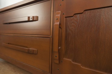 Комод в стиле Greene &amp; Greene с двумя ящиками и дверцами