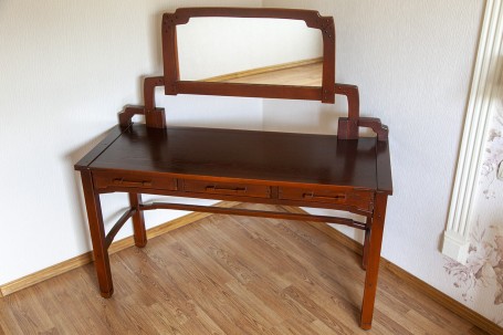 Косметический столик из массива бука в стиле Greene &amp; Greene