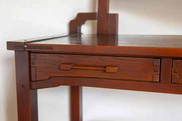 Косметический столик из массива бука в стиле Greene &amp; Greene