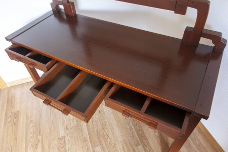 Косметический столик из массива бука в стиле Greene &amp; Greene