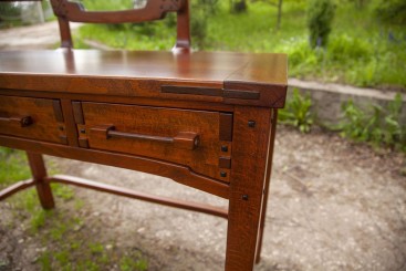 Макияжный столик из массива бука в стиле Greene &amp; Greene