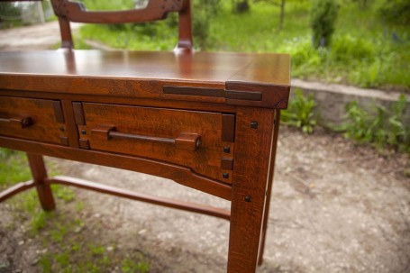 Макияжный столик из массива бука в стиле Greene &amp; Greene