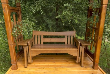 Качающаяся скамейка со спинкой из массива