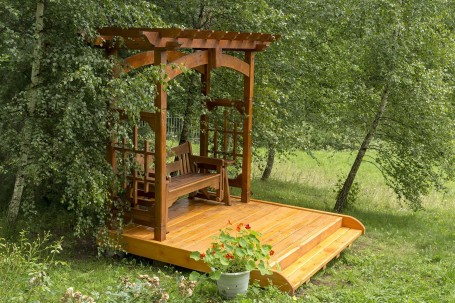 Качающаяся скамейка со спинкой из массива